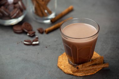 Kakao, siyah arka planda lezzetli bir çikolatalı tatlı ile servis edilir...