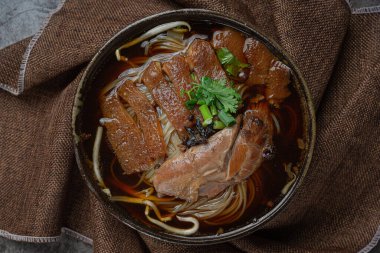 Çin usulü erişte, domuz yahnisi güzel mezeler, Tayland yemekleri..