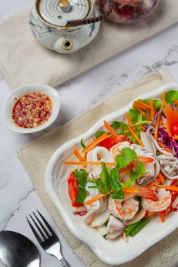 Taze deniz ürünleri salatası, baharatlı ve Tayland yemeği..