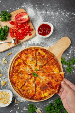 Lezzetli Hawaii pizzası ve yemek malzemeleri..