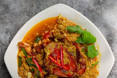 Köri tozuyla kızartılmış yengeç. Güzel mezeler..