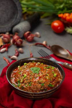 Güzel mezelerle süslenmiş havan topuna kırmızı biber ezmesi..