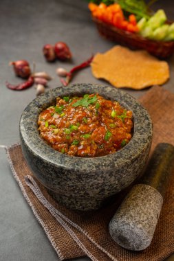 Güzel mezelerle süslenmiş havan topuna kırmızı biber ezmesi..