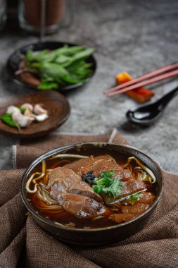 Çin usulü erişte, domuz yahnisi güzel mezeler, Tayland yemekleri..