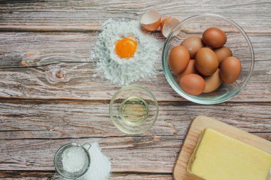 Hamur hazırlama sürecinin üst görünüm fotoğrafı