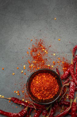 Siyah arkaplanda kırmızı biber yapıştırıcısı.