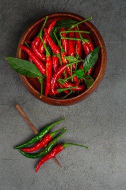 Siyah arkaplanda kırmızı biber yapıştırıcısı.