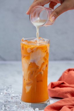 Mermer desenli yerde buzlu sütlü çay lezzetli ve besleyici bir rahatlama içeceğidir..