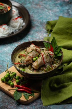 Pirinç eriştesi, Tavuk Yeşil Köri, Hindistan cevizi sütlü Tayland yemeği.