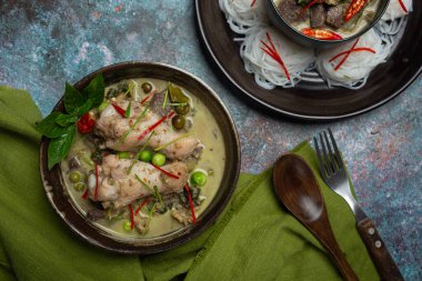 Pirinç eriştesi, Tavuk Yeşil Köri, Hindistan cevizi sütlü Tayland yemeği.