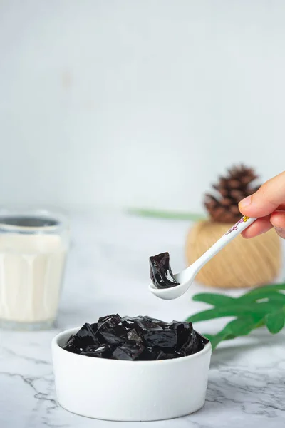 Grass Jelly Topped Caramel Dessert Concept — Stockfoto