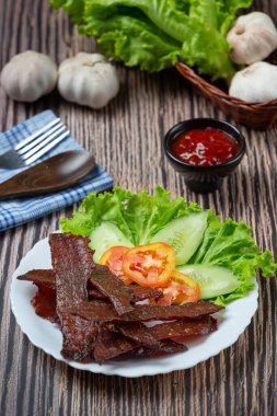 Domates sosu ve pilav ile kızartılmış güneşte kurutulmuş sığır eti..