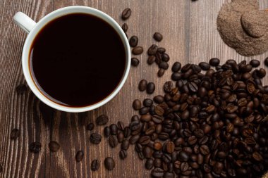 Kahve fincanları ve fasulyeler, uluslararası kahve günü konsepti.