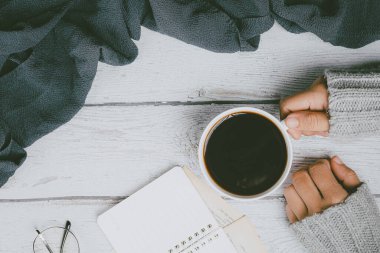 Uluslararası kahve günü kavramı elinde kahve fincanı tutan kadın.