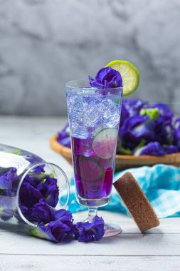 Sağlıklı içecek, limonlu ve limonlu organik mavi bezelye çiçeği çayı..