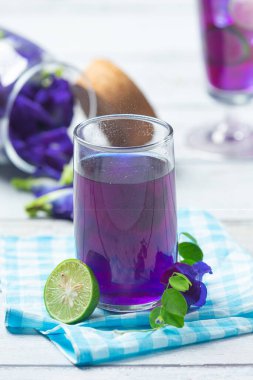 Sağlıklı içecek, limonlu ve limonlu organik mavi bezelye çiçeği çayı..