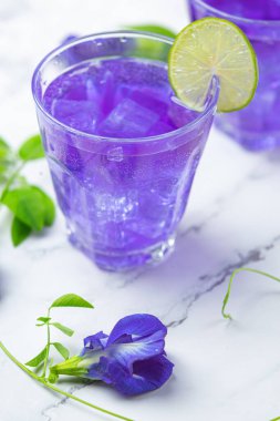 Sağlıklı içecek, limonlu ve limonlu organik mavi bezelye çiçeği çayı..