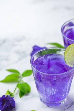 Sağlıklı içecek, limonlu ve limonlu organik mavi bezelye çiçeği çayı..