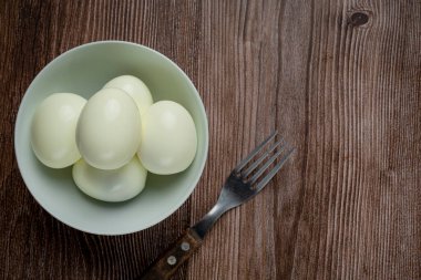 Kaynamış yumurtalar boş bir masaya konur..