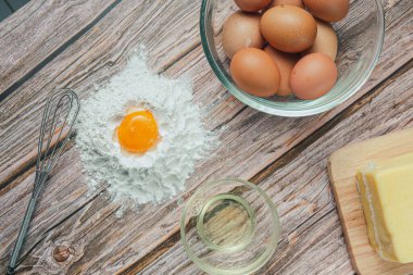 Hamur hazırlama sürecinin üst görünüm fotoğrafı
