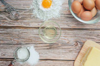 Hamur hazırlama sürecinin üst görünüm fotoğrafı