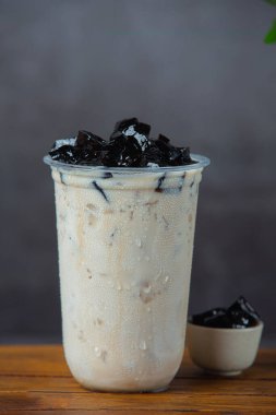 Yerde süt bardakları, besleyici ve sağlıklı süt ürünleri hakkında fikirler..