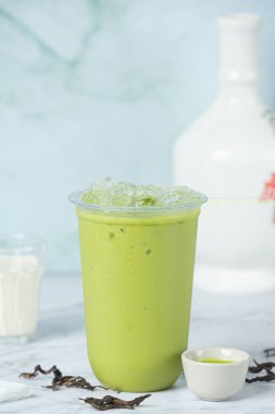 Mermer zeminde kibrit yeşili çay. Lezzetli ve besleyici bir rahatlama içeceğidir..