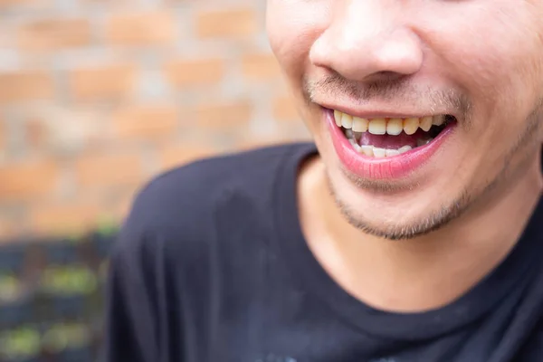 Joven Con Una Hermosa Sonrisa — Foto de Stock