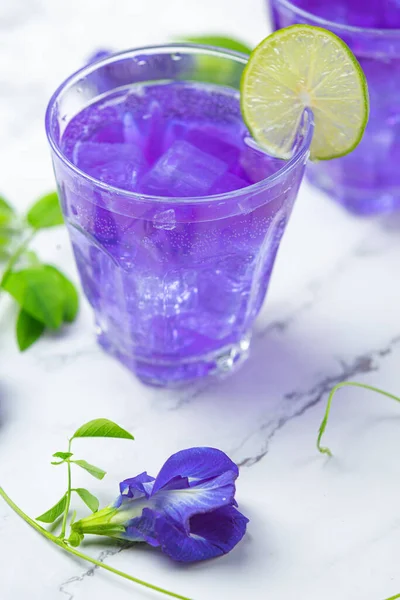 Sağlıklı içecek, limonlu ve limonlu organik mavi bezelye çiçeği çayı..