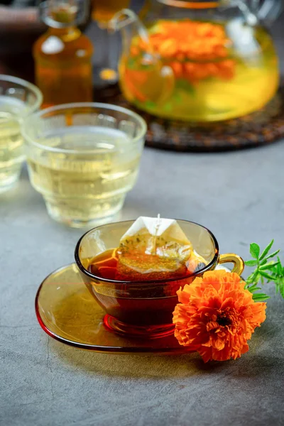 Маригольд Лимон Травяной Чай Медом — стоковое фото