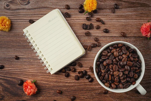Kaffeetassen Und Kaffeebohnen Auf Dem Tisch Internationaler Tag Des Kaffees — Stockfoto