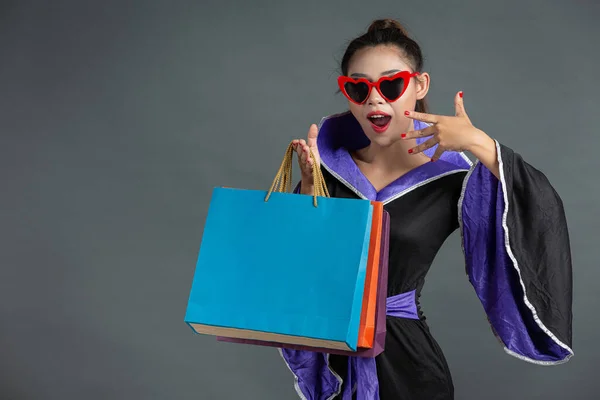 Mujer Traje Bruja Sosteniendo Bolsas Compras Sobre Fondo Oscuro — Foto de Stock