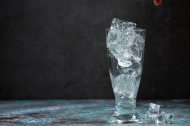 Masaya buzlu bir bardak konur..