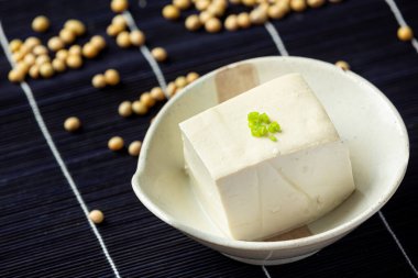 Soya fasulyesinden yapılmış tofu. Beslenme konsepti..