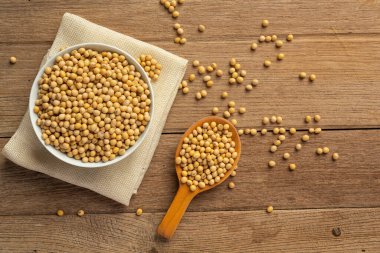 Ahşap zeminde soya tohumları ve kenevir çuvalları Beslenme konsepti.