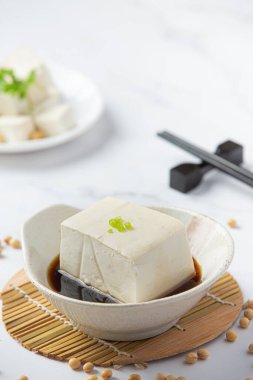 Soya fasulyesinden yapılmış tofu. Beslenme konsepti..