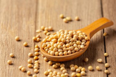 Ahşap zeminde soya tohumları ve kenevir çuvalları Beslenme konsepti.