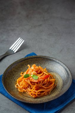 Güzel malzemelerle süslenmiş domates soslu spagetti..