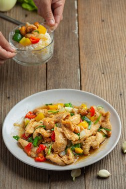 Fındıklı kızarmış tavuk Tayland yemeği..