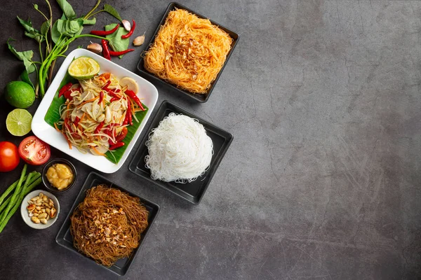Papaya Salade Geserveerd Met Rijst Noedels Groentesalade Versierd Met Thaise — Stockfoto
