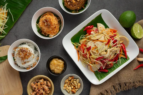 Papaya Salade Geserveerd Met Rijst Noedels Groentesalade Versierd Met Thaise — Stockfoto