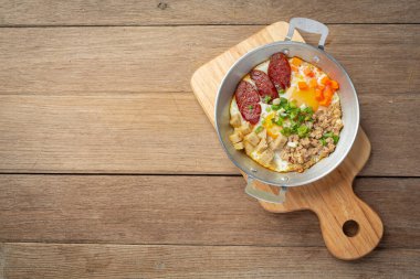 Çin sosisi, doğranmış pastırma ve kahvaltı serpiştirilmiş tava yumurtası..