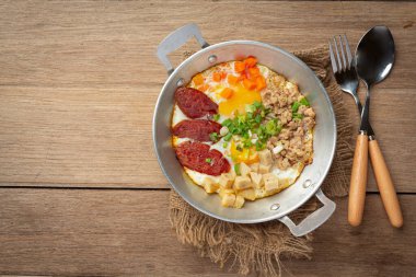 Çin sosisi, doğranmış pastırma ve kahvaltı serpiştirilmiş tava yumurtası..