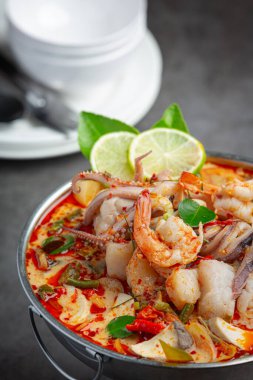 Tom Yum Karışık Deniz Ürünleri Sıcak Ot Çorbası Baharatlı Tayland Yemeği.