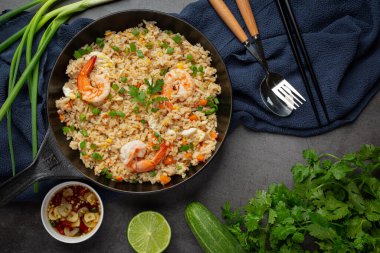 Amerikan Karidesli Kızarmış Pilav ve acılı Balık Sosu Tayland Yemeği.