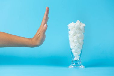 Dünya Diyabet Günü, metin dünyası Diyabet Günü ve mavi halkalı bir adam.