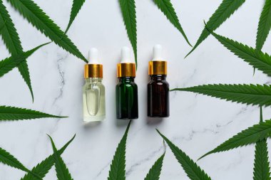 Kenevir tohumlarından kenevir yağı ve yapraklar Tıbbi marihuana.