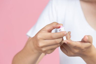 Dünya Diyabet Günü; kandaki glikozu kontrol etmek için tıbbi cihazın kullanıldığı resmi kapatın.