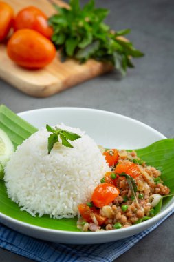 Fesleğen ve kıymalı pilav..