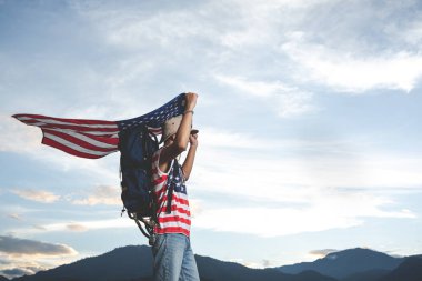 Gezgin kırsalda bayrak sallıyor